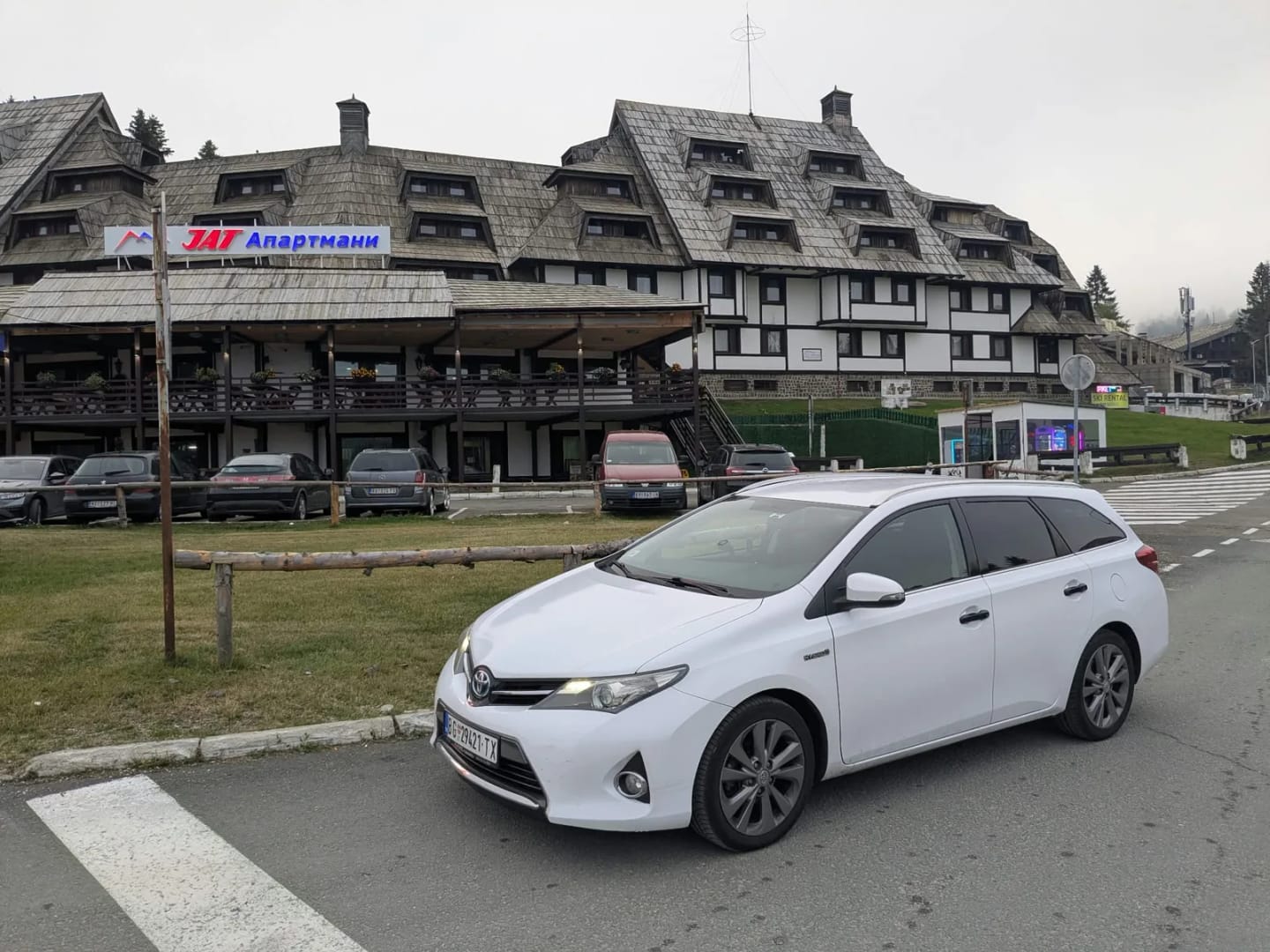 Beli Toyota Auris taxi ispred JAT apartmana na Kopaoniku