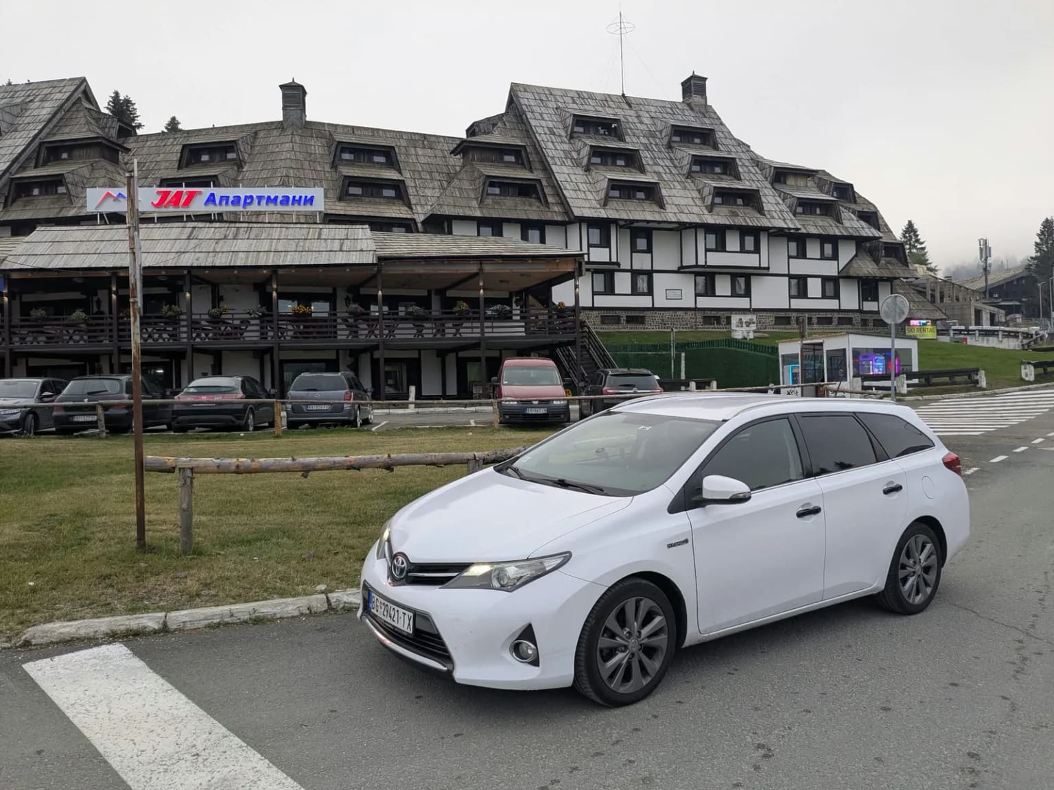 Beli Toyota Auris taxi ispred JAT apartmana na Kopaoniku