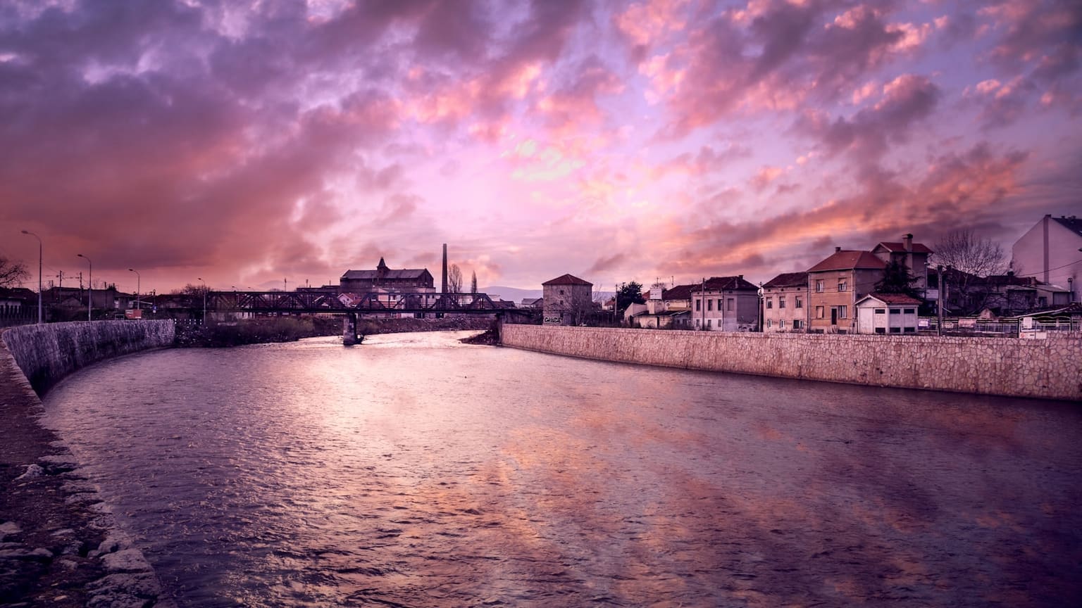 Zalazak sunca iznad Nišave i starog dela Niša