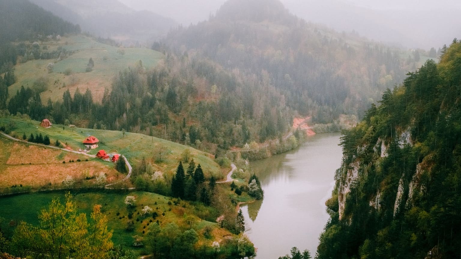 Planinski pejzaž i jezero u Nacionalnom parku Tara